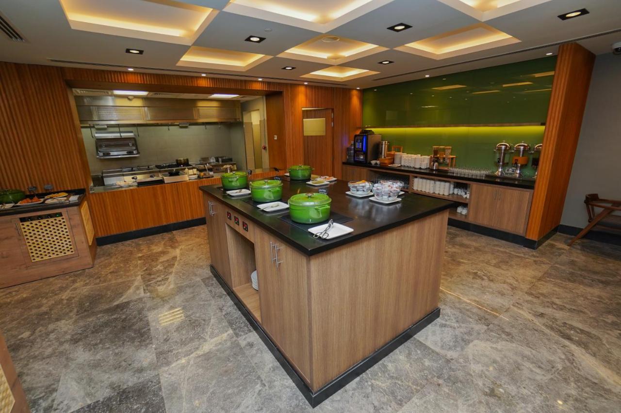 The Grand Lux Hotel Doha Exterior foto The kitchen at the Royal Brunei Airlines VIP Lounge at Brunei International Airport